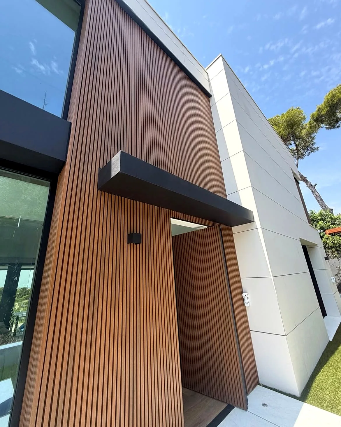 Entrada de vivienda moderna revestida con panelado de aluminio