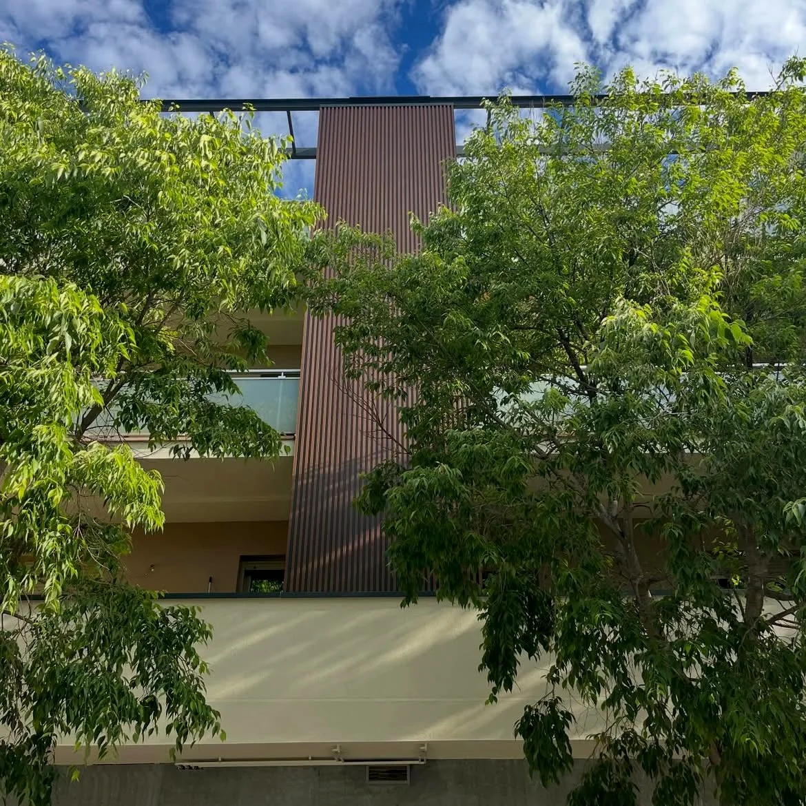 Fachada contemporánea con revestimiento vertical de aluminio