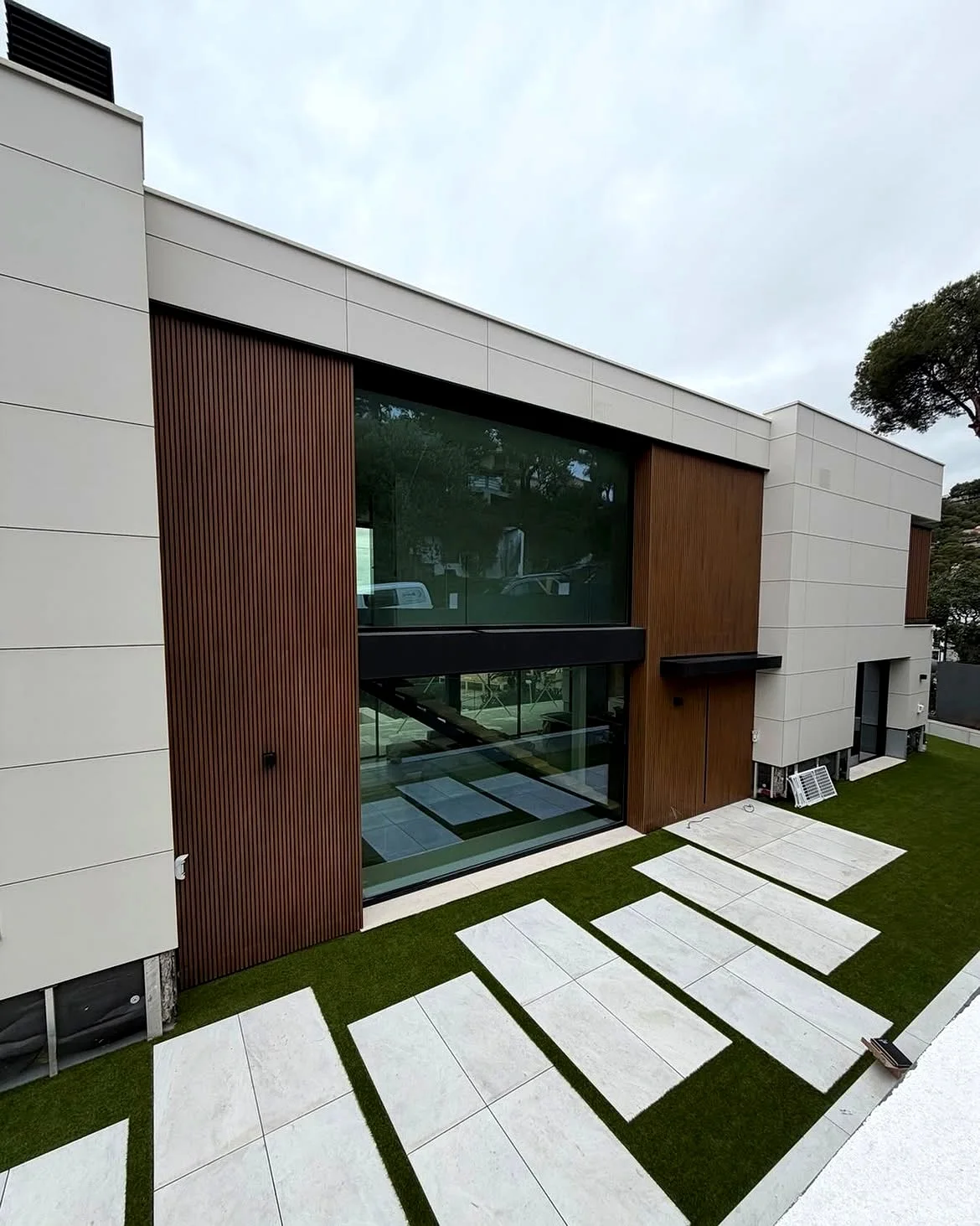 Trabajo de aluminio y vidrio en una vivienda contemporánea