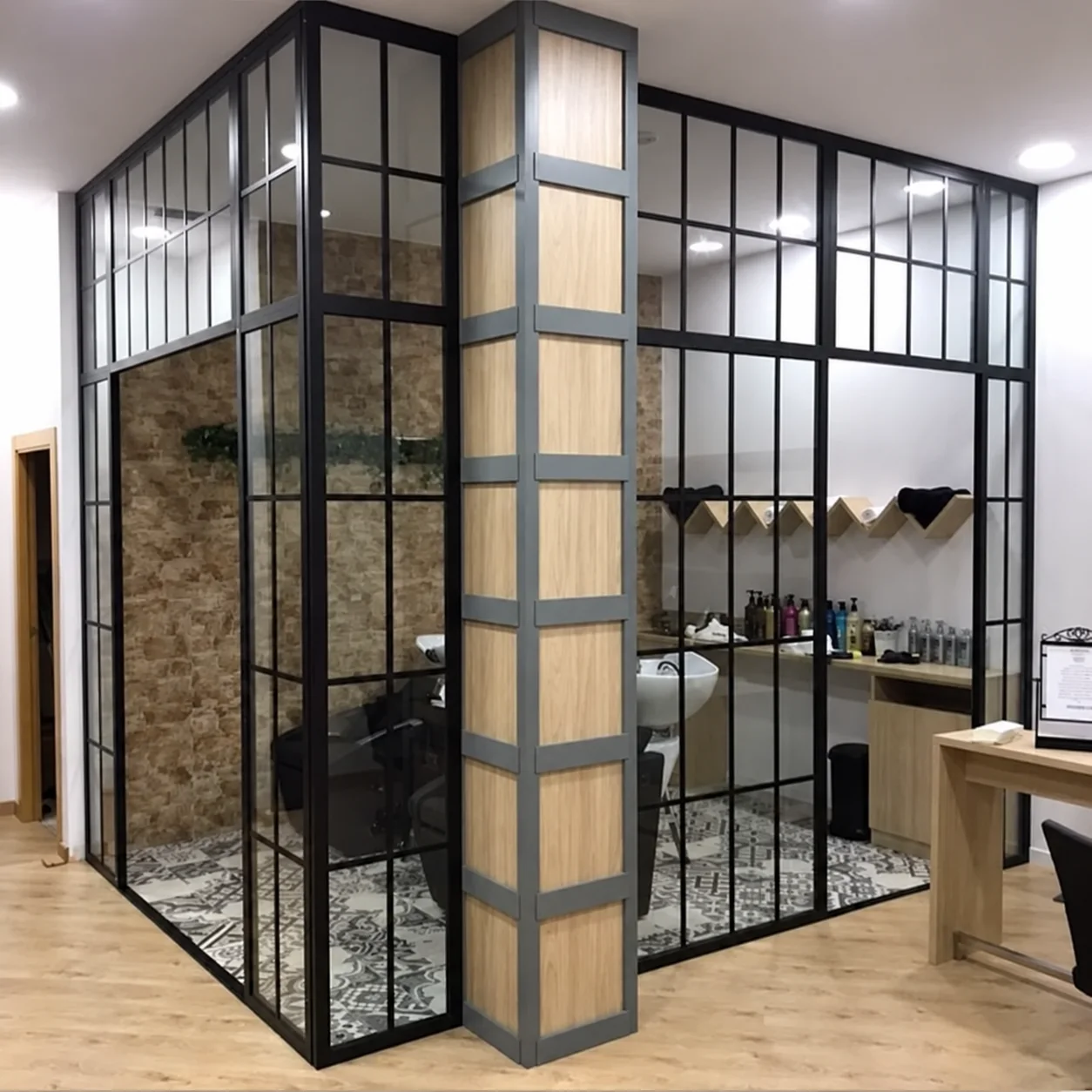 Divisoria interior con perfilería de aluminio negro
